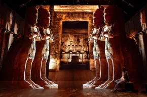 egypt_temple_Aboou_simbel_statues_immersive_exhibition_amsterdam