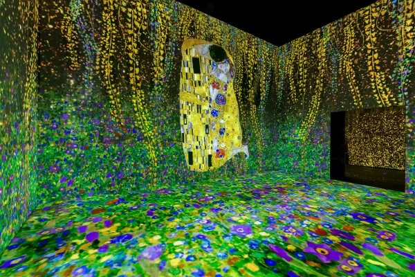 The Kiss Klimt projected on wall green flowers